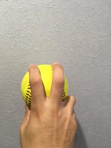 【ソフトボール】ウインドミル投法-ストレートの握り方-ツーシーム
