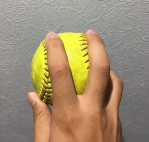 【ソフトボール】変化球７種類の投げ方や握り方を紹介（動画付き）_ドロップの握り方・投げ方